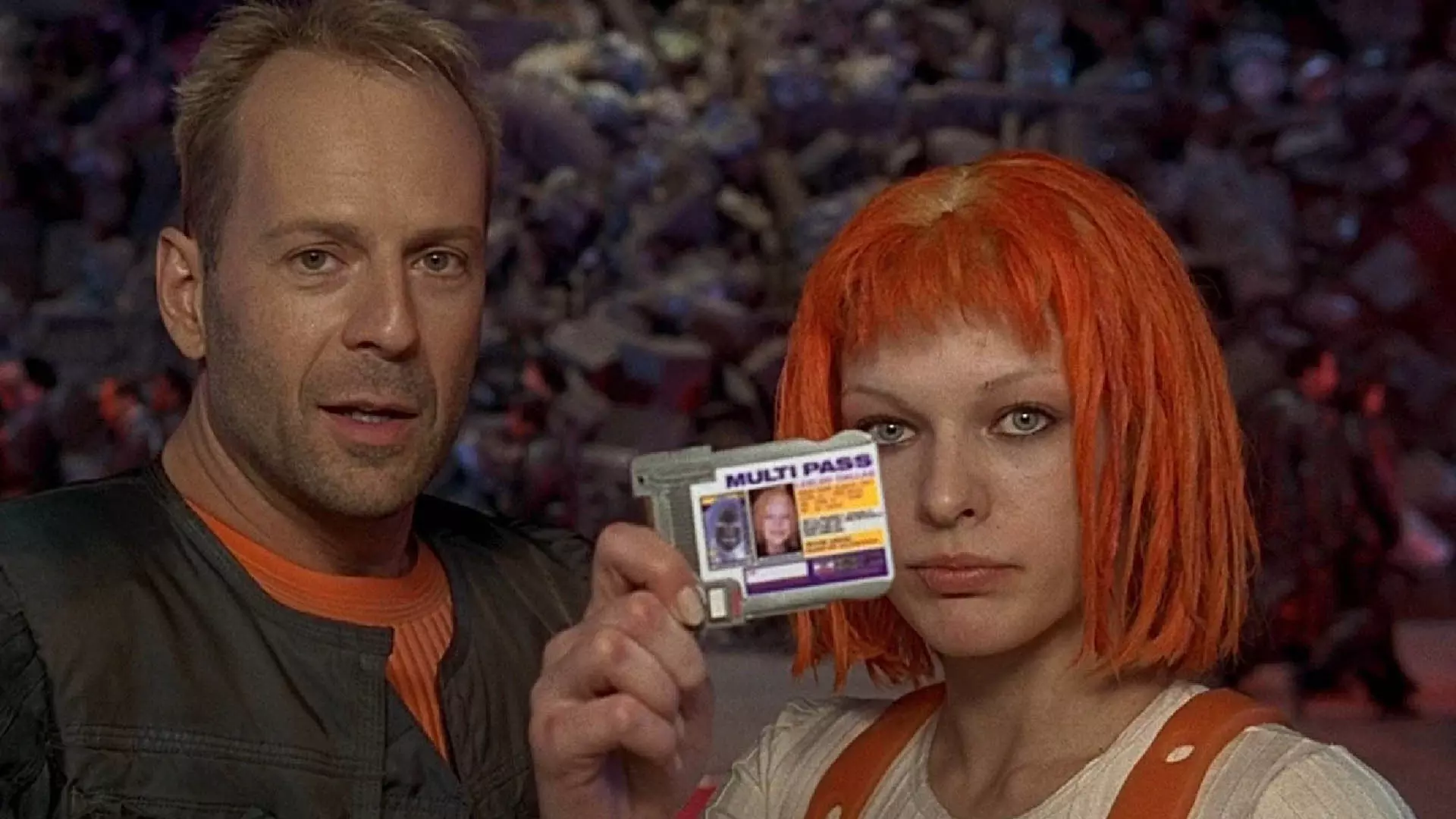 بروس ویلیس به همراه دختری با موهای نارنجی در فیلم The Fifth Element