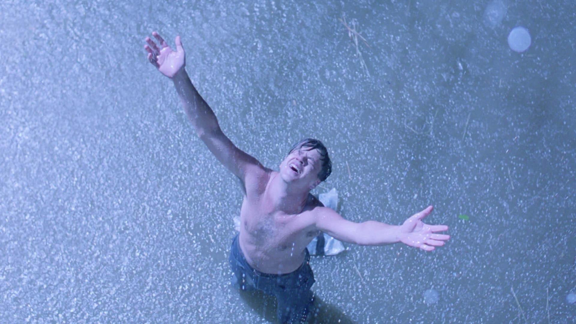 اندی دوفرین زیر بارش باران در فیلم The Shawshank Redemption