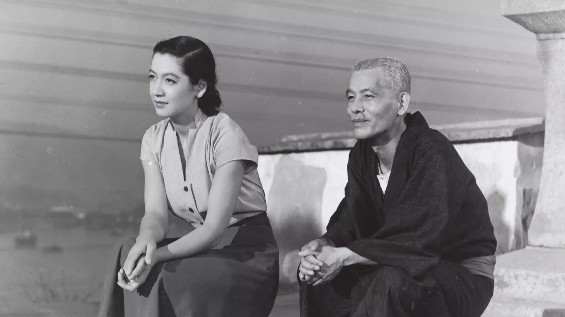 تصویری سیاه و سفید از شخصیت های فیلم Tokyo Story