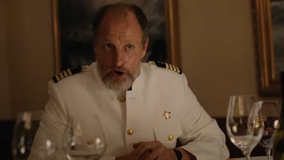 وودی هارلسون با لباس کاپیتان کشتی در فیلم Triangle of Sadness، محصول سال ۲۰۲۲