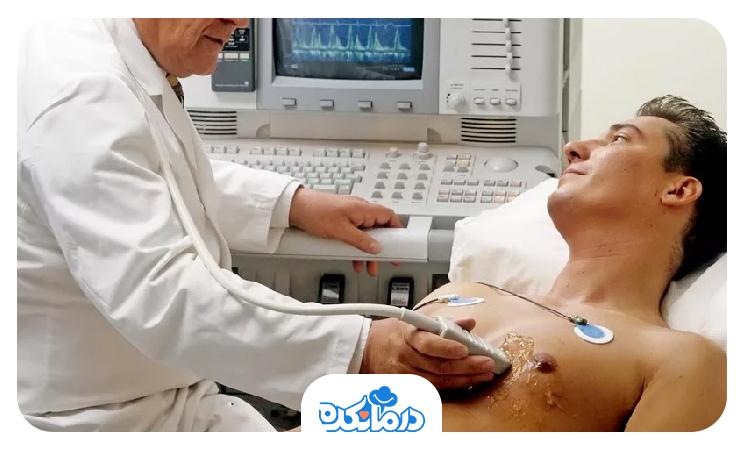 بیمار روی تخت دراز کشیده و پزشک در حال انجام اکوکاردیوگرام است