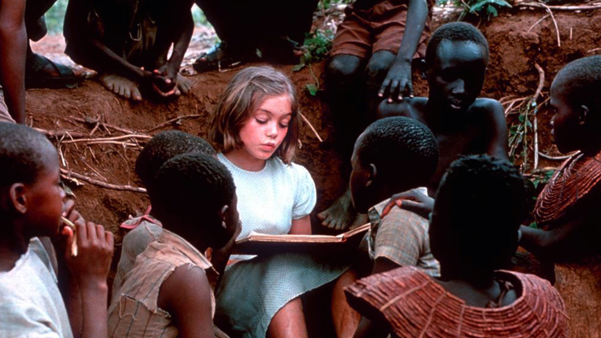 دختر المانی در حال خواندن کتاب در فیلم Nowhere In Africa