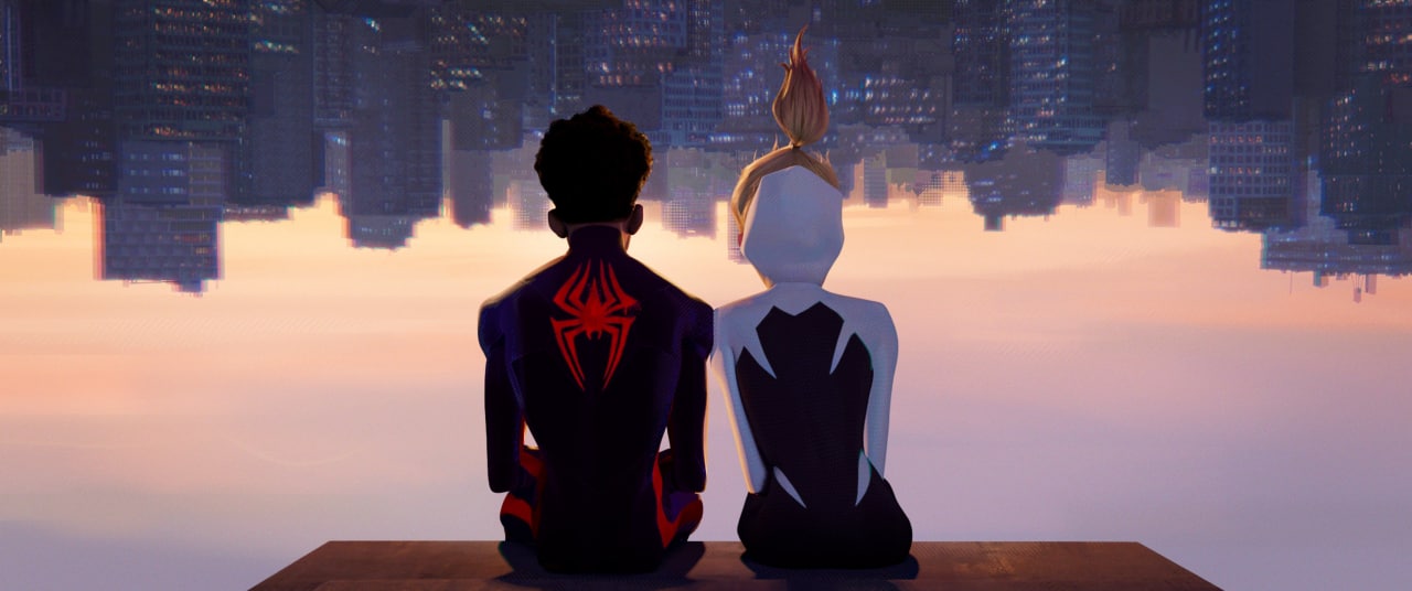 اسپایدر گوئن و مایلز مورالز درکنار یکدیگر در انیمیشن Spider-Man: Across the Spider-Verse 