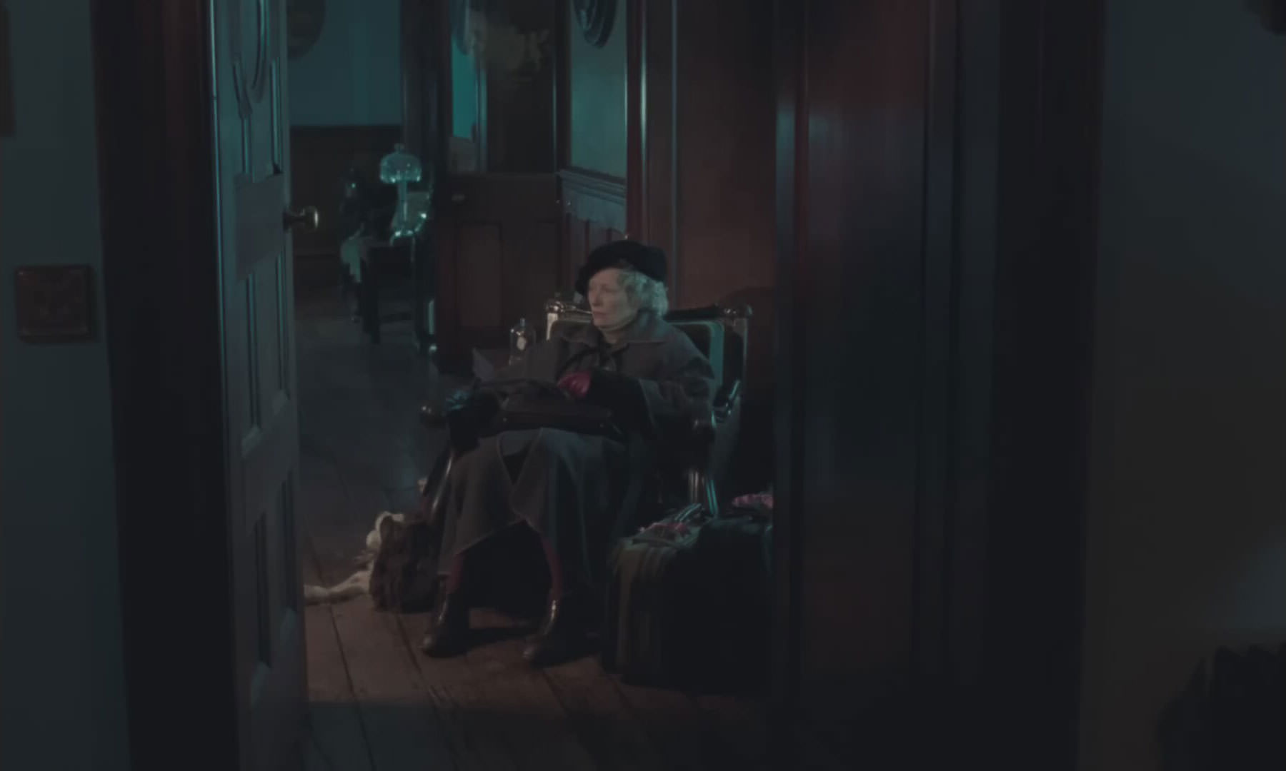 تیلدا سوینتون در نقش پیرزنی که روی صندلی نشسته است در صحنه ای از فیلم دختر ابدی به کارگردانی جوآنا هاگ.