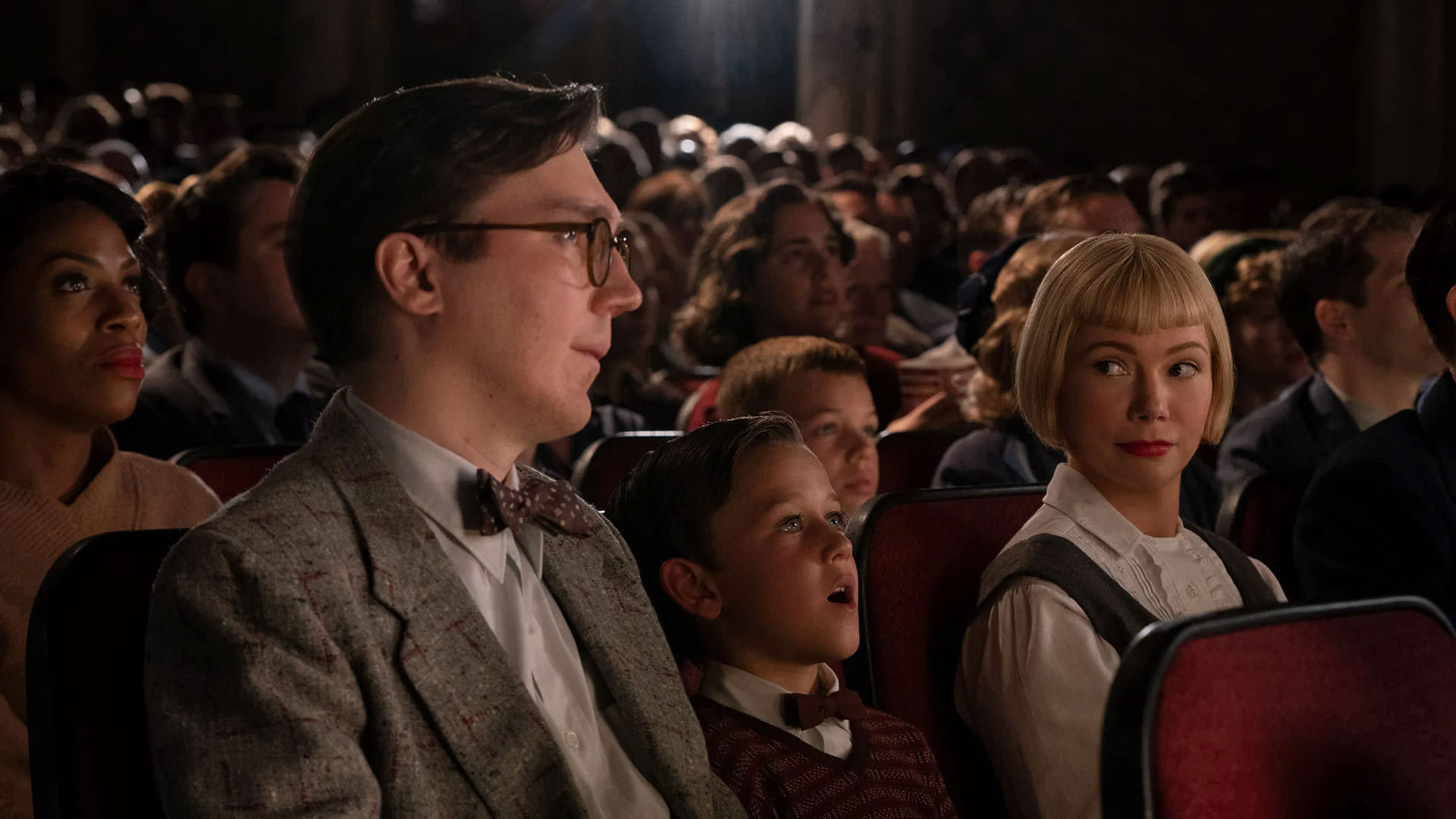 پل دینو، متئو زوریان، و میشل ویلیامز، نشسته روی صندلی‌های یک سالن سینما و در حال تماشای یک فیلم در نمایی از فیلم خانواده‌ی فیبلمن به کارگردانی استیون اسپیلبرگ