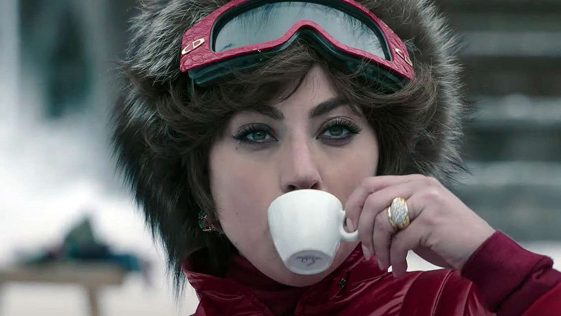 لیدی گاگا در حال خوردن چای و اسکی در فیلم خانه گوچی