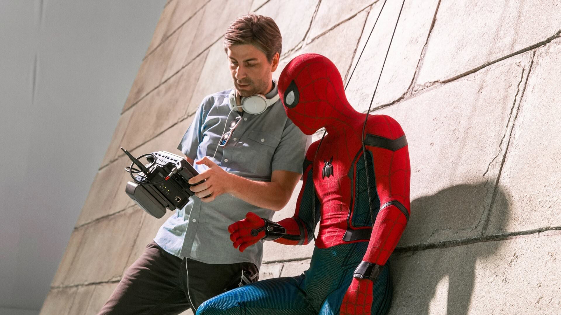 جان واتس در حال صحبت با تام هالند در پشت صحنه فیلم Spider-Man: Homecoming 