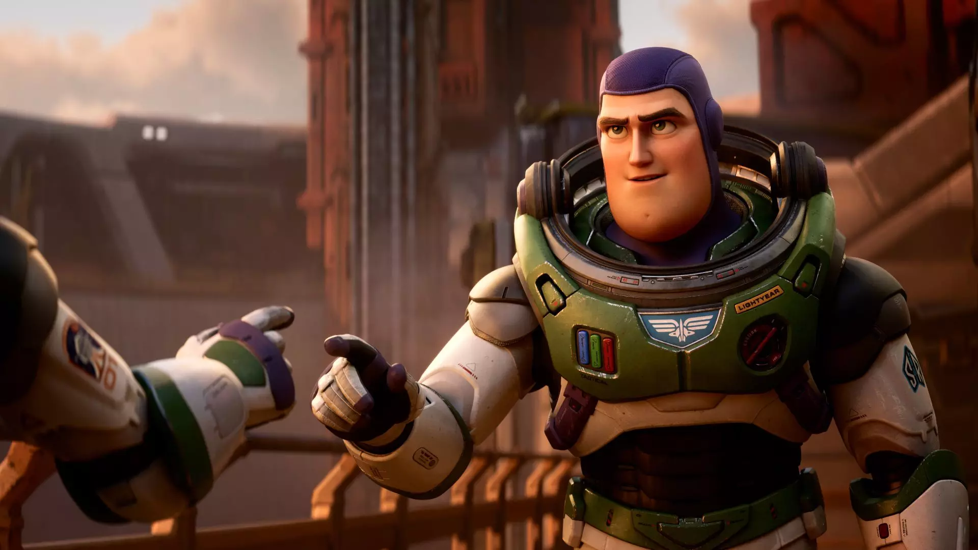 Buzz Lightyear و دوست لباس فضایی اش در انیمیشن Lightyear