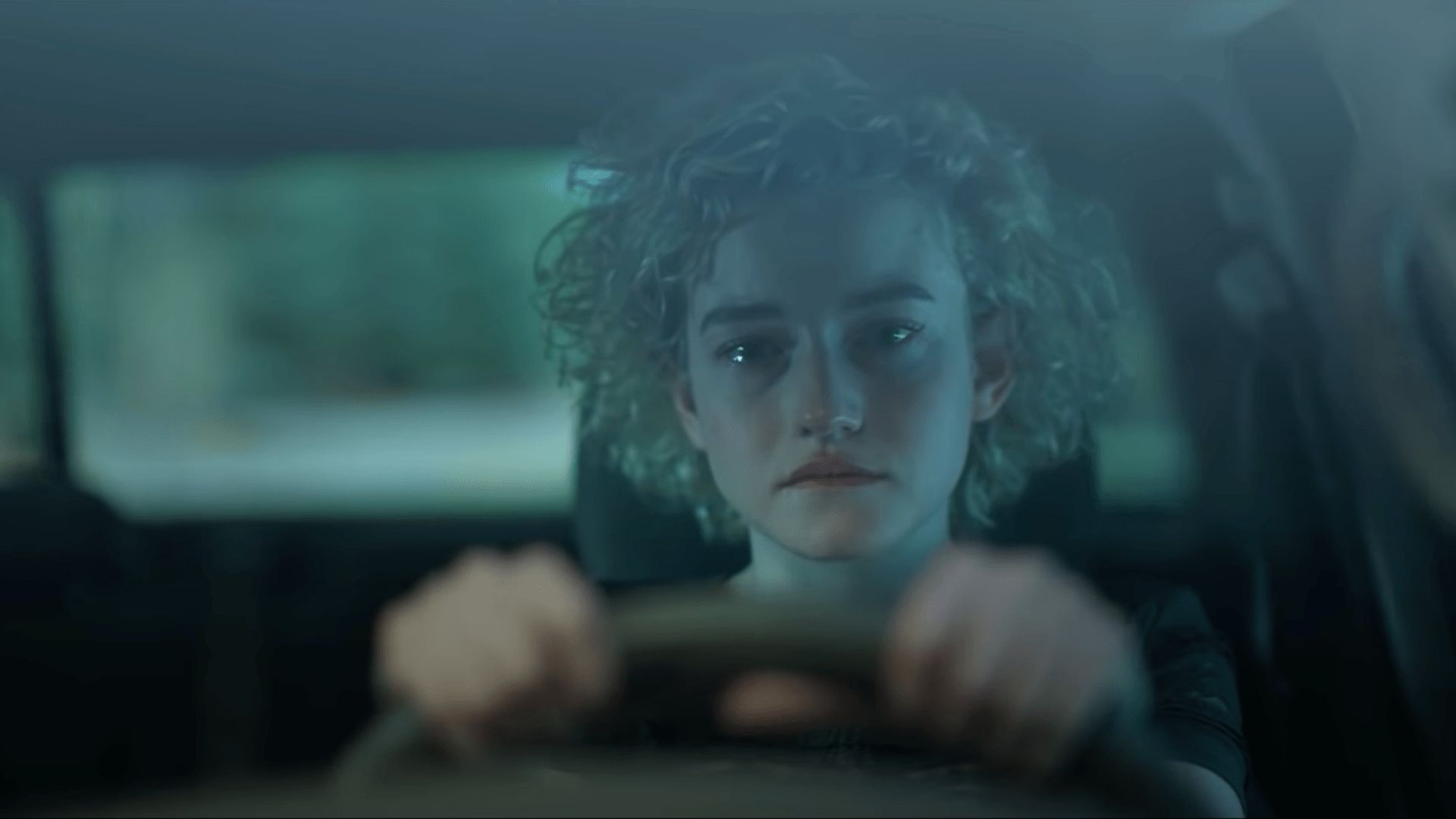جولیا گارنر در نقش راث در حال رانندگی در نیمه دوم فصل چهارم اوزارک 