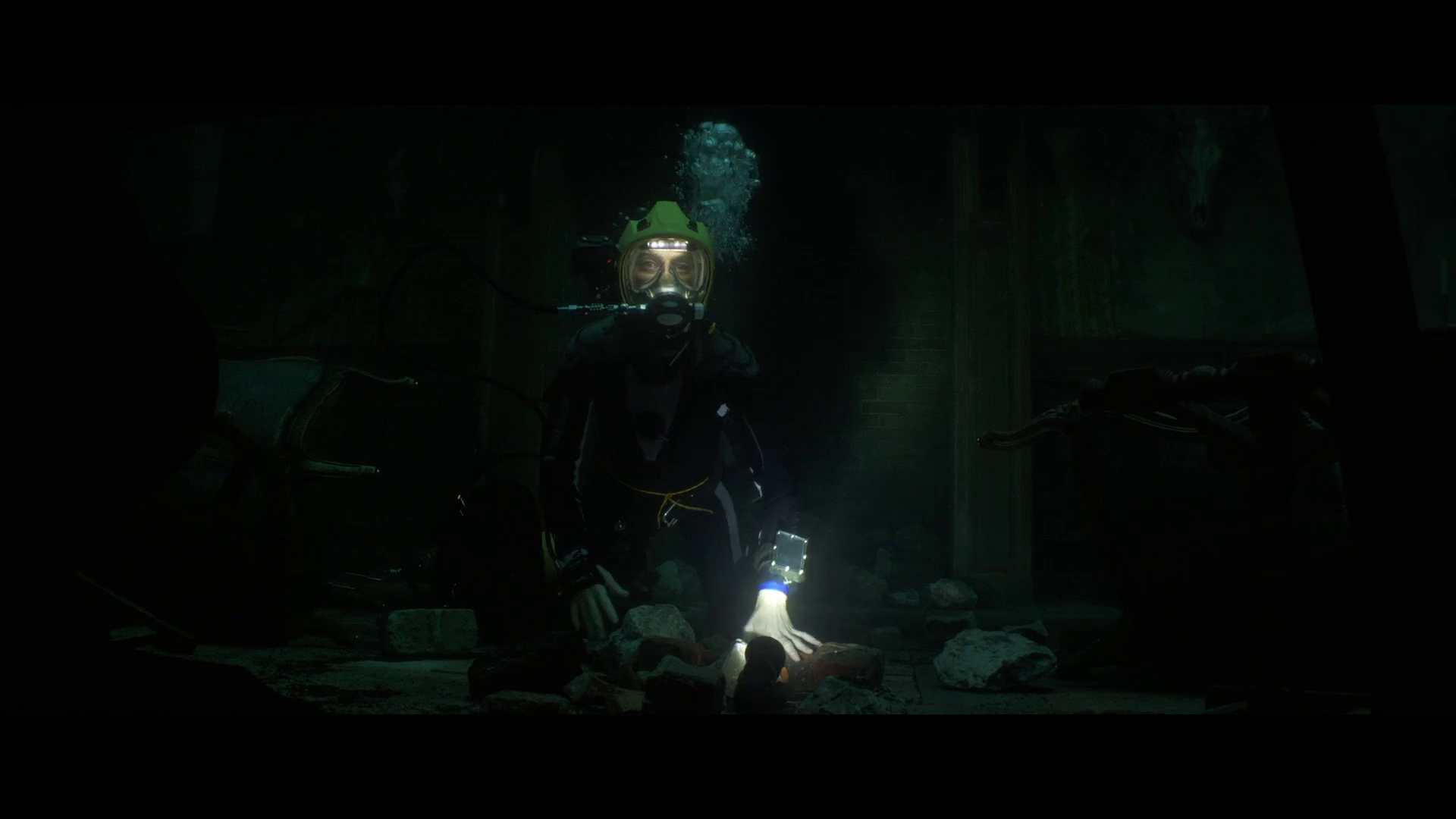 جیمز جگر در حال غواصی در خانه تسخیر شده زیر آب در فیلم The Deep House