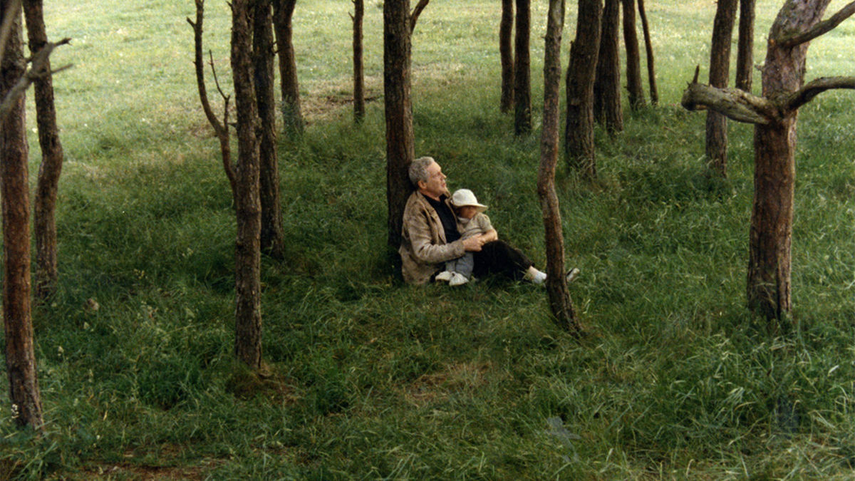 پدر و پسر در میان درختان فیلم The Sacrifice تارکوفسکی