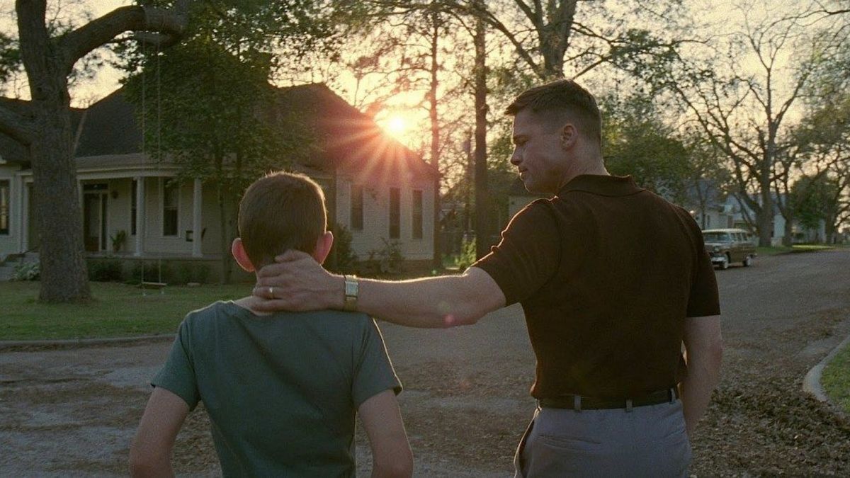 پدر با بازی برد پیت و فرزند او با نقش‌آفرینی هانتر مک‌کرکن در فیلم The Tree of Life ترنس مالیک