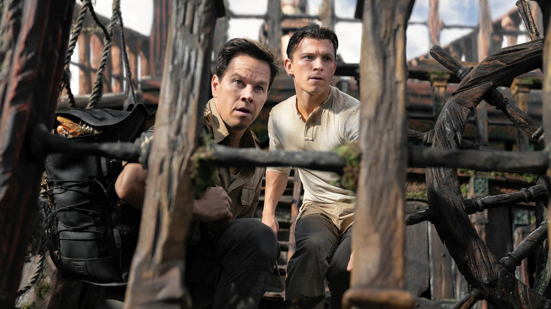 تام هالند در نقش نیتن دریک و مارک والبرگ در نقش سالی در کشتی قدیمی در فیلم Uncharted 