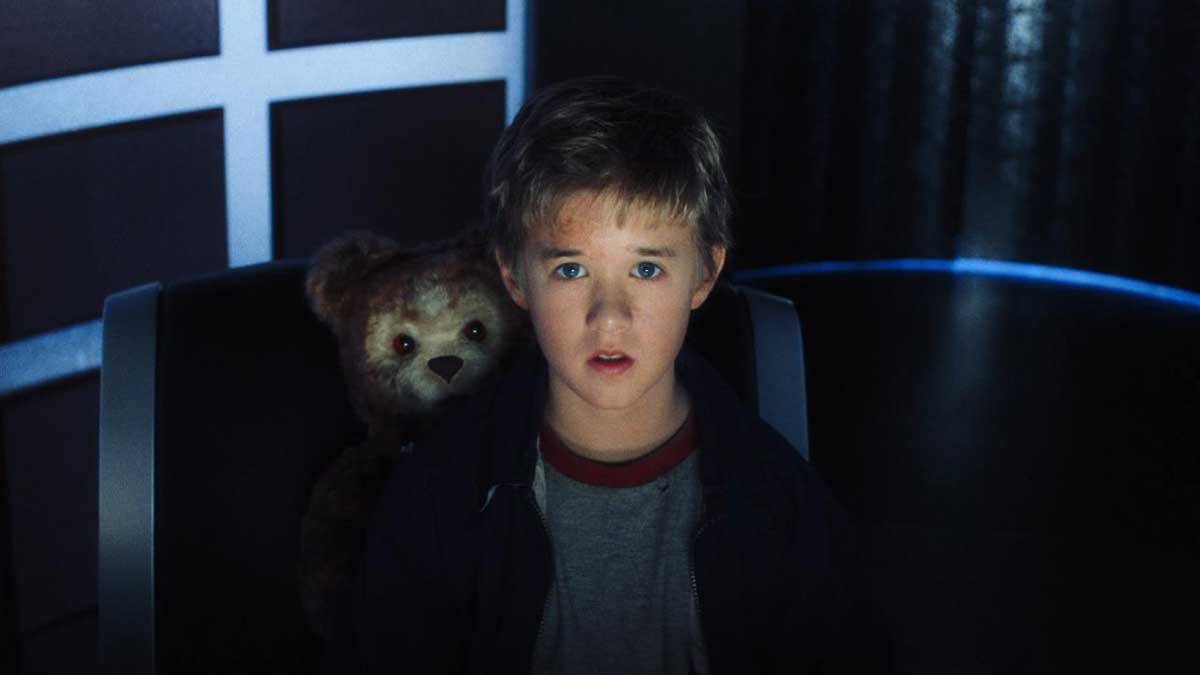 بچه وحشت زده و عروسک در فیلم A.I. Artificial Intelligence سال ۲۰۰۱