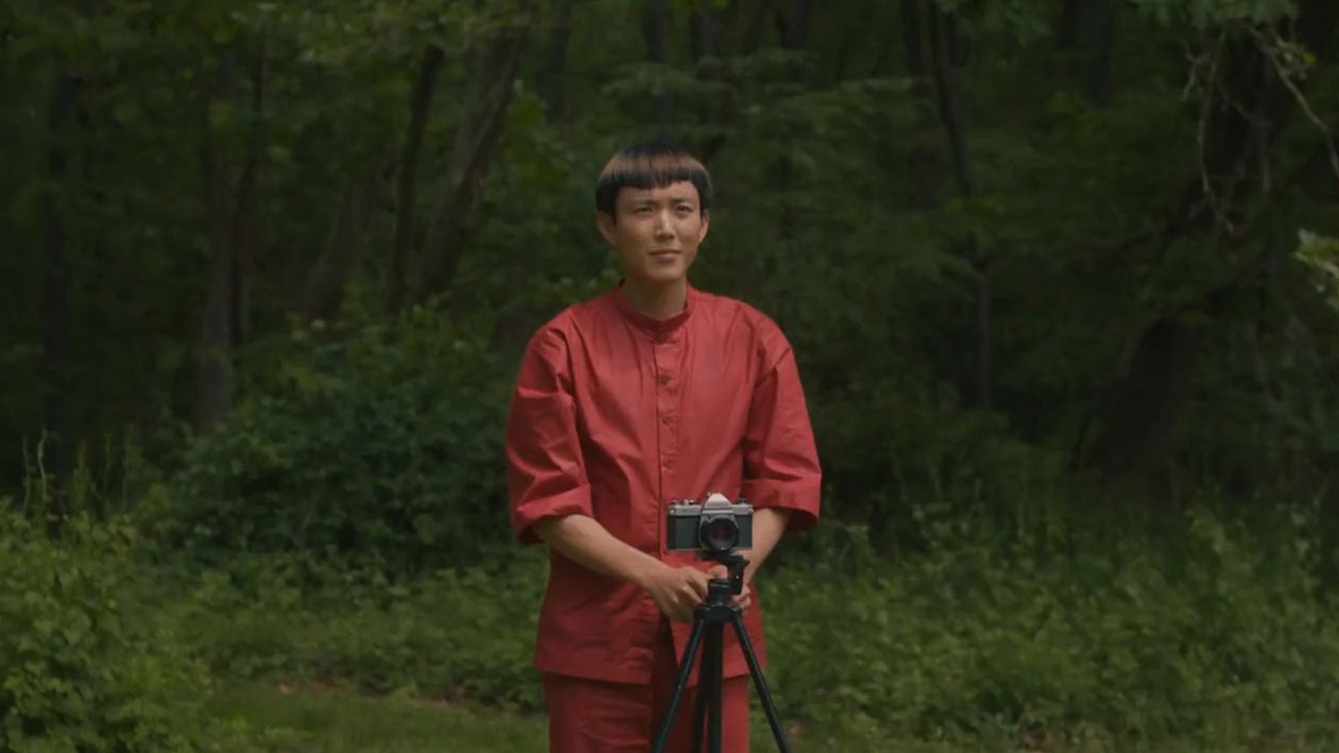 یانگ در حال عکاسی در فیلم بعد از یانگ