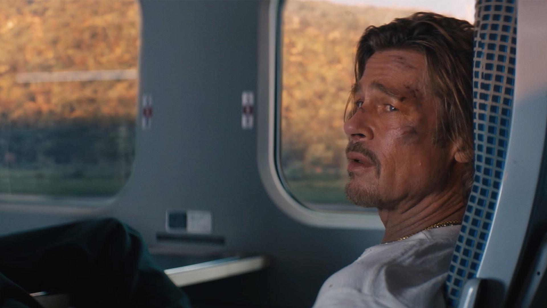 Bullet Train filminde bir trende oturan yaralı Brad Pitt
