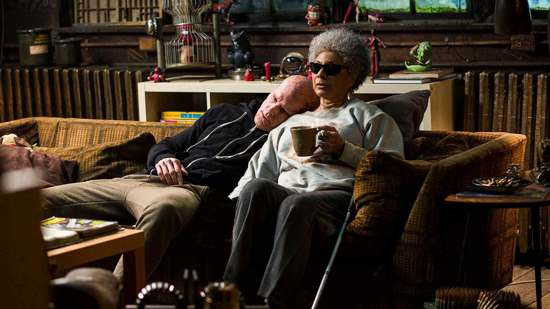 لزلی اوگامس در نقش Blind Al درکنار رایان رینولدز در نقش ددپول در فیلم Deadpool