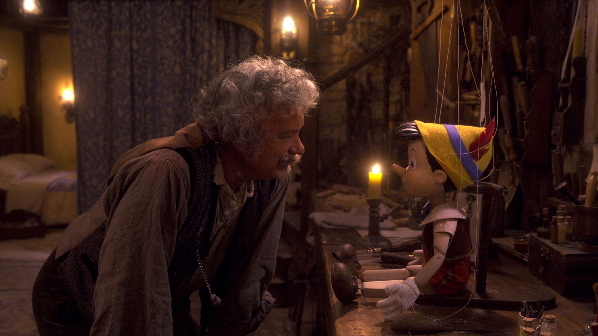 تام هنکس در نقش پدر ژپتو در حال تماشا پینوکیو در فیلم Pinocchio