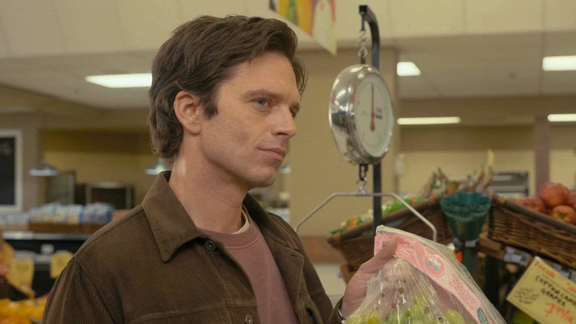 سباستین استن در نقش استیو در حال نشان دادن انگور در فیلم Fresh 