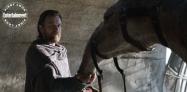 اوبی وان کنوبی در حال نوازش یک اسب بیگانه در سریال Obi-Wan Kenobi