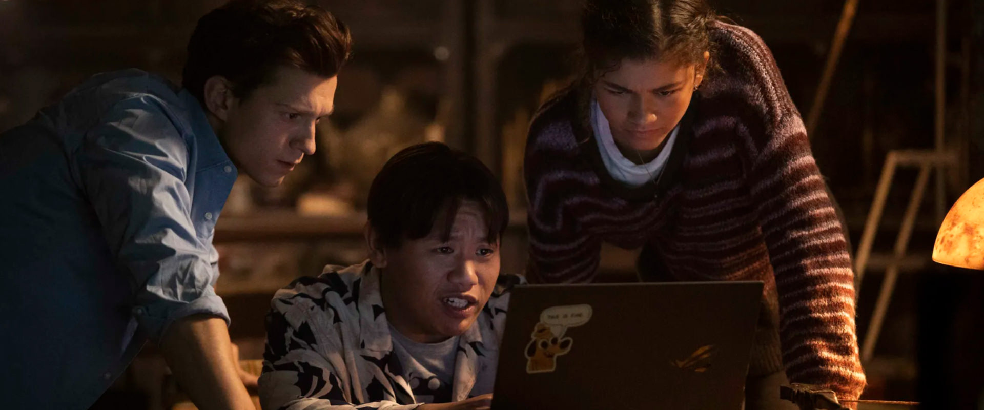 پیتر پارکر، ند و ام‌جی به لپ تاپ نگاه می‌کنند فیلم راهی به خانه نیست