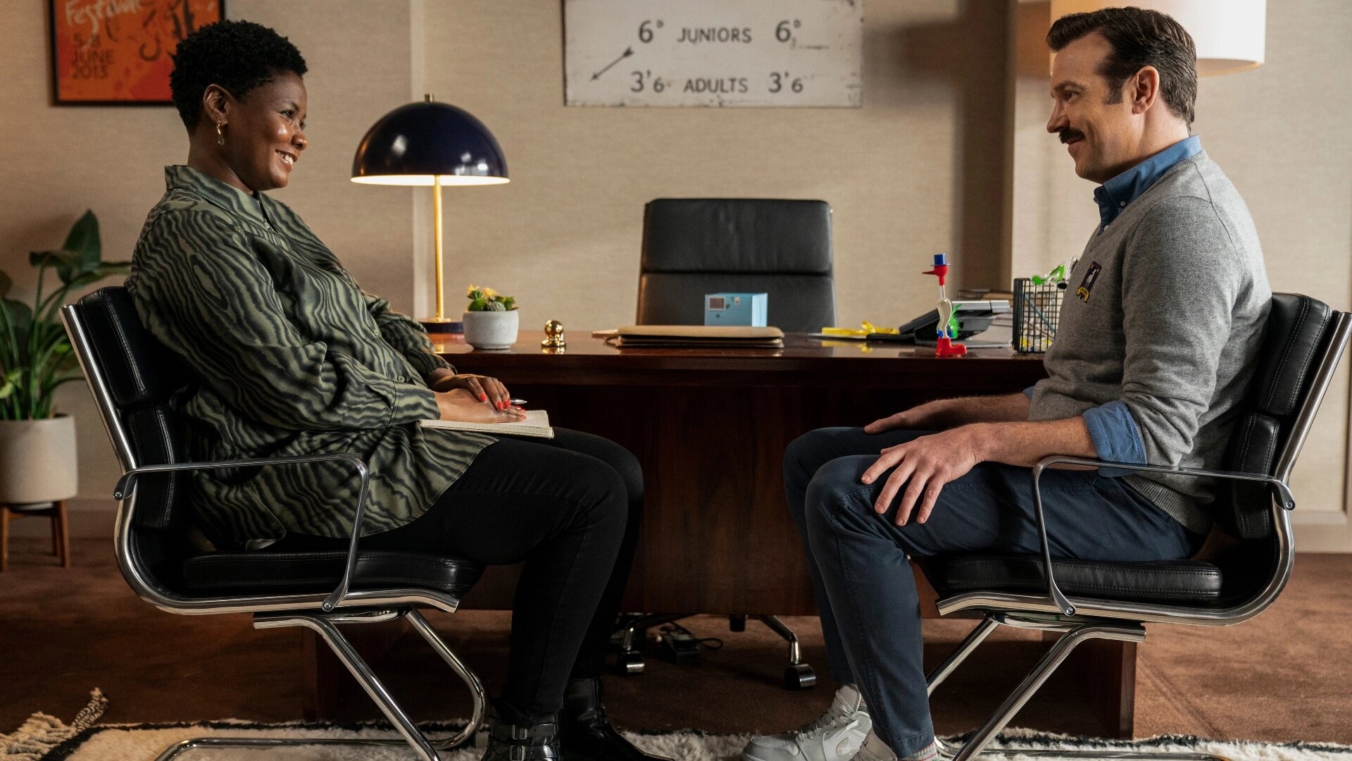 سارا نیلز در نقش شارون فیلدستون و جیسون سودیکیس در جلسه مشاوره در فصل دوم سریال Ted Lasso