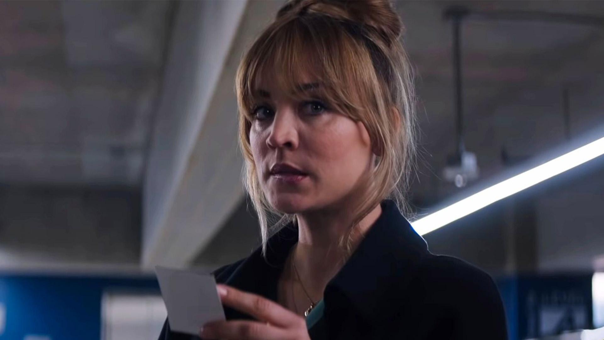 کیلی کوئوکو در نقش کسی باودن در حال خواندن نامه در فصل دوم سریال The Flight Attendant