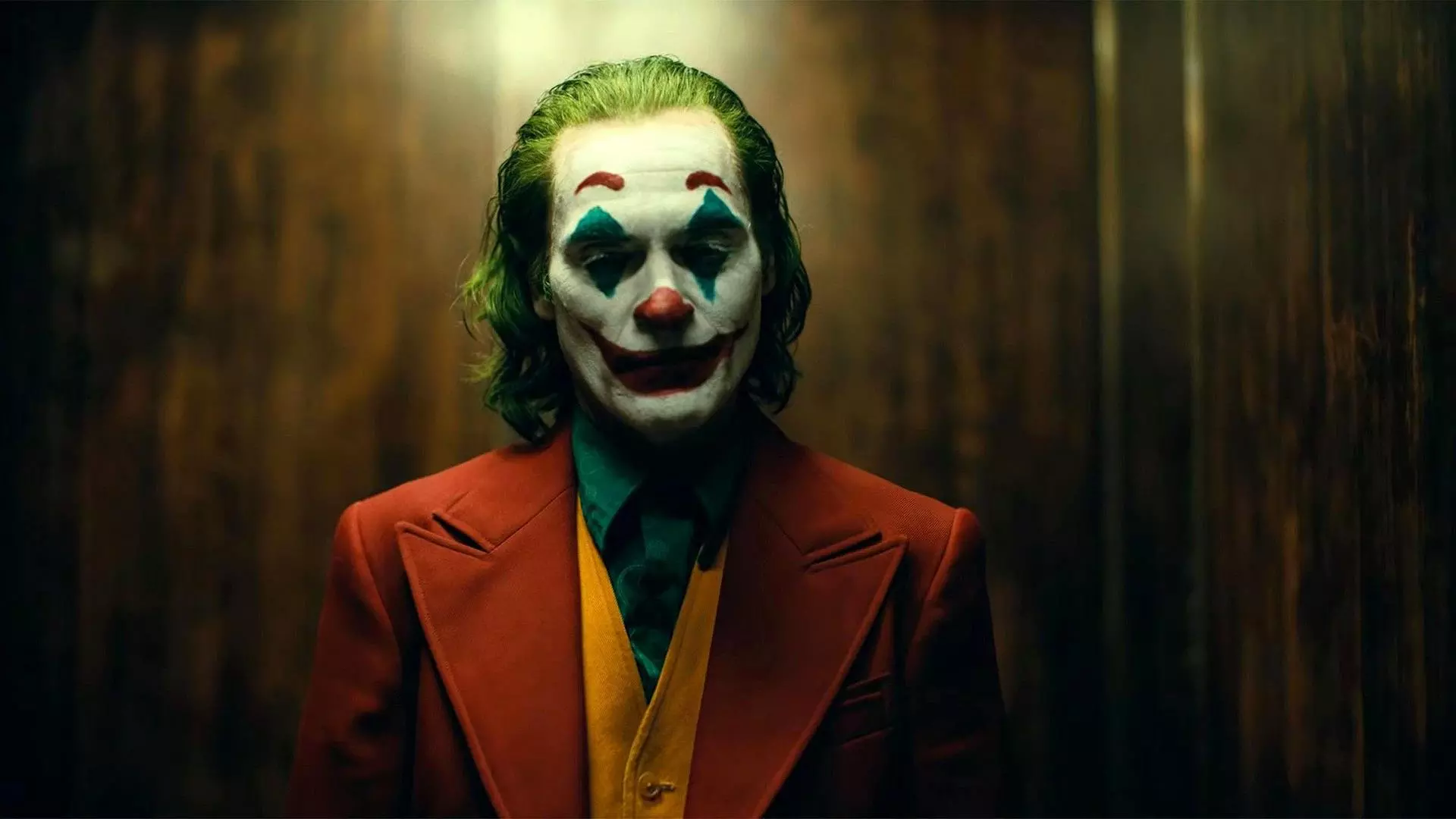 تصویر شخصیت جوکر با نقش‌آفرینی واکین فینیکس در فیلم Joker