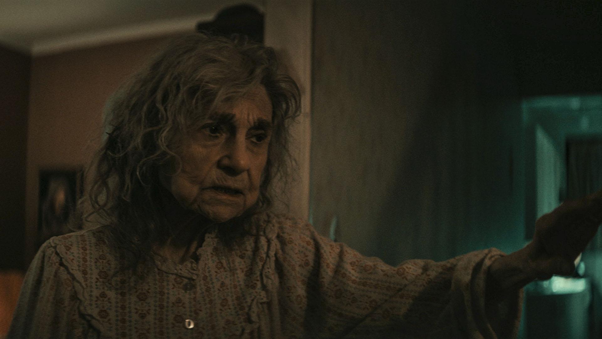 لین کوهن فقید در نقش خانم لیتواک مبتلا به زوال عقل در فیلم The Vigil