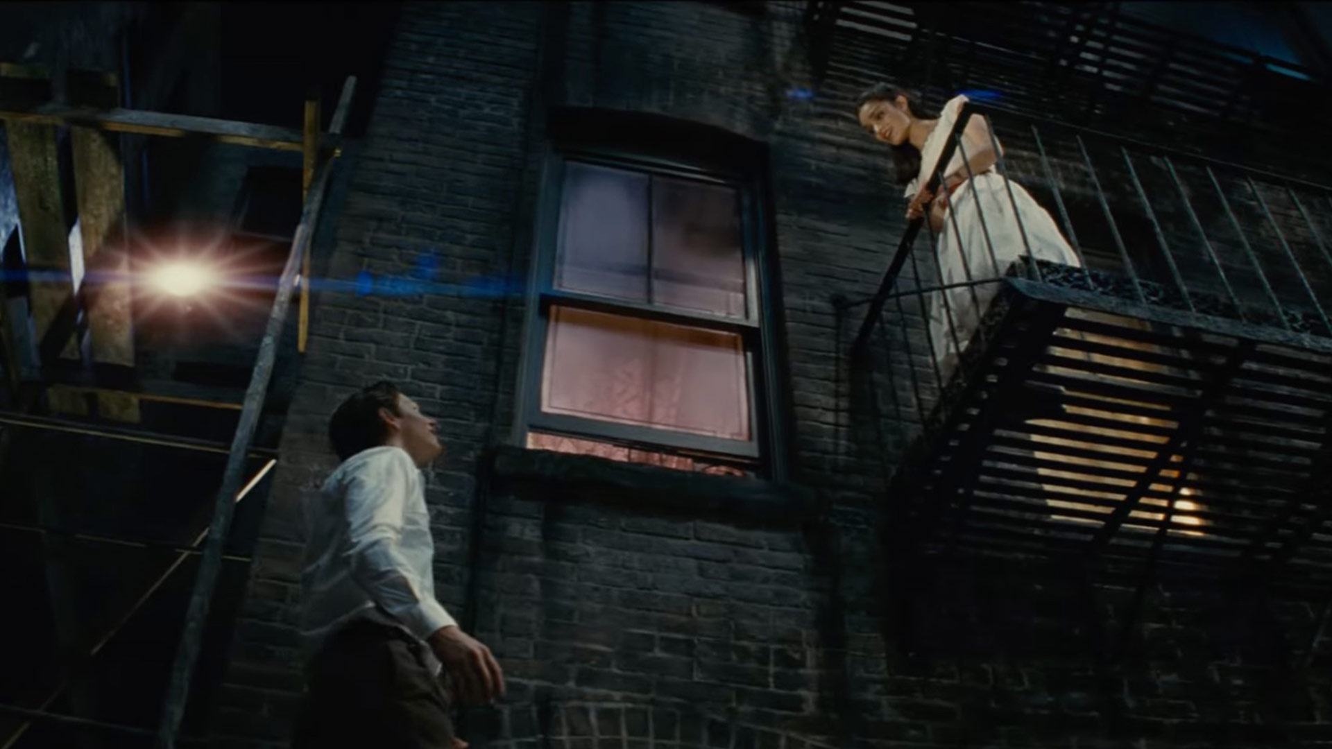 تونی در حال بالا رفتن از نرده ها در فیلم داستان وست ساید
