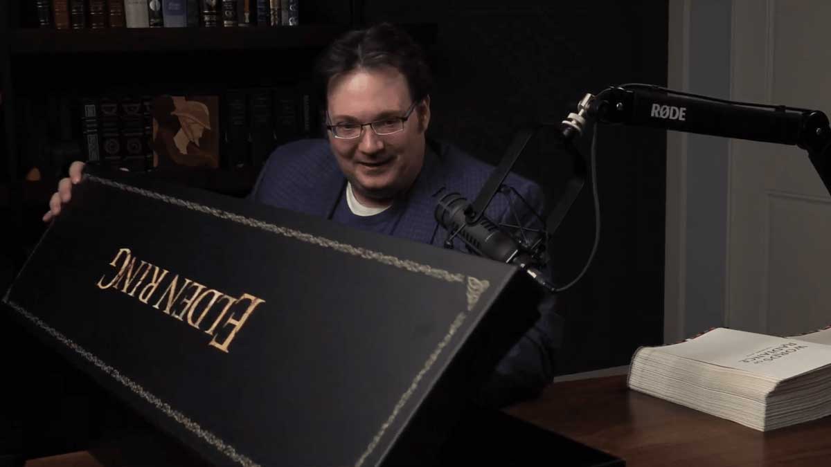 برندن سندرسون و جعبه بزرگ شامل هدایای مربوط به بازی الدن رینگ