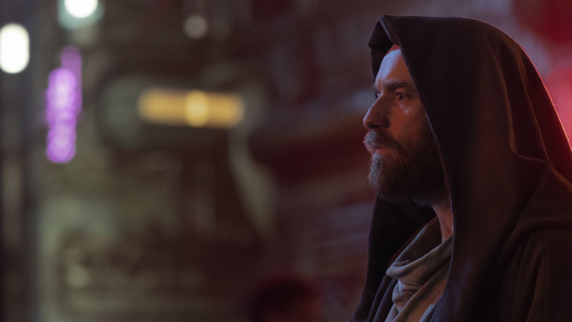 ایوان مک گرگور در نقش اوبی وان کنوبی به‌صورت ناشناس در یک شهر در سریال Obi-Wan Kenobi وارد می‌شود