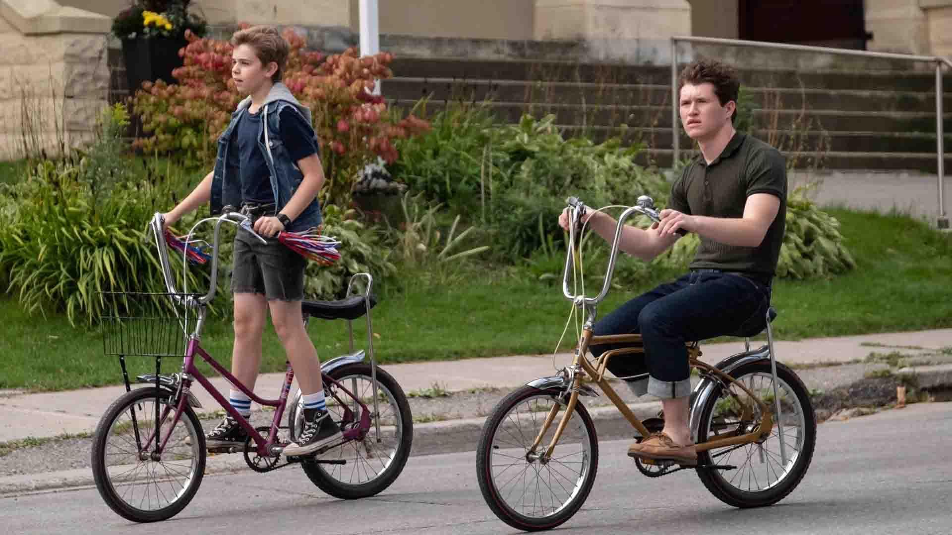 روهن کمپبل و الکساندر الیوت در حال دوچرخه سواری در سریال The Hardy Boys