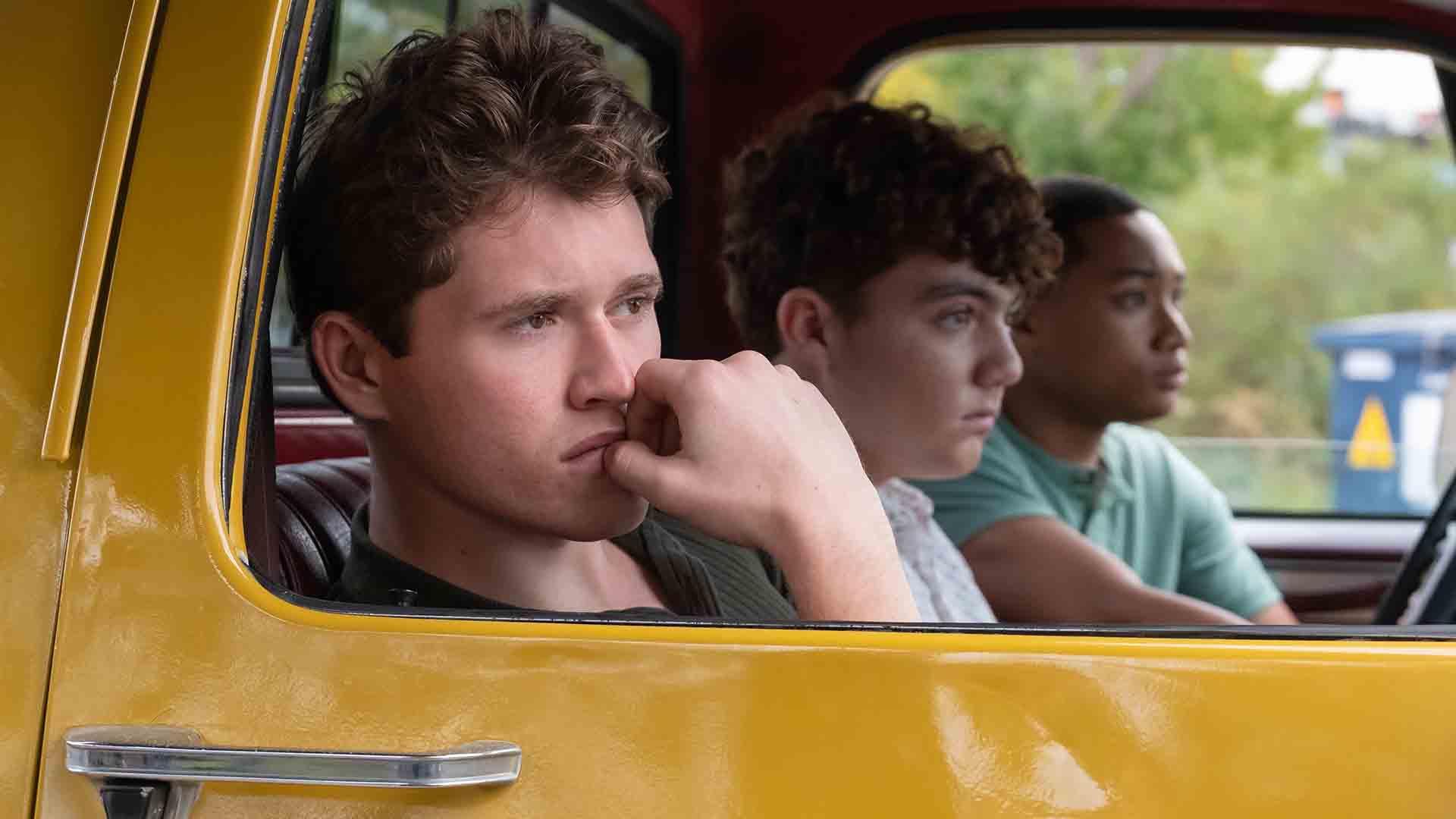 روهن کمپبل در سریال The Hardy Boys همراه دوستانش در ماشین نشسته است