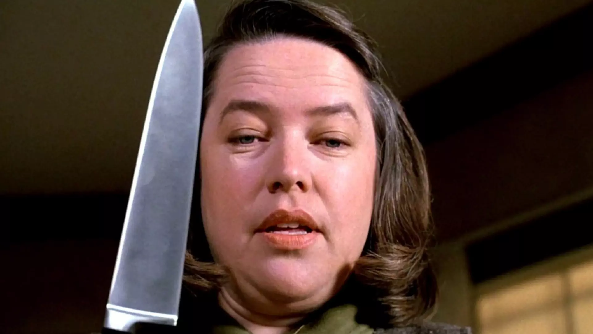 کتی بیتس به همراه یک چاقو کنار صورت در فیلم Misery