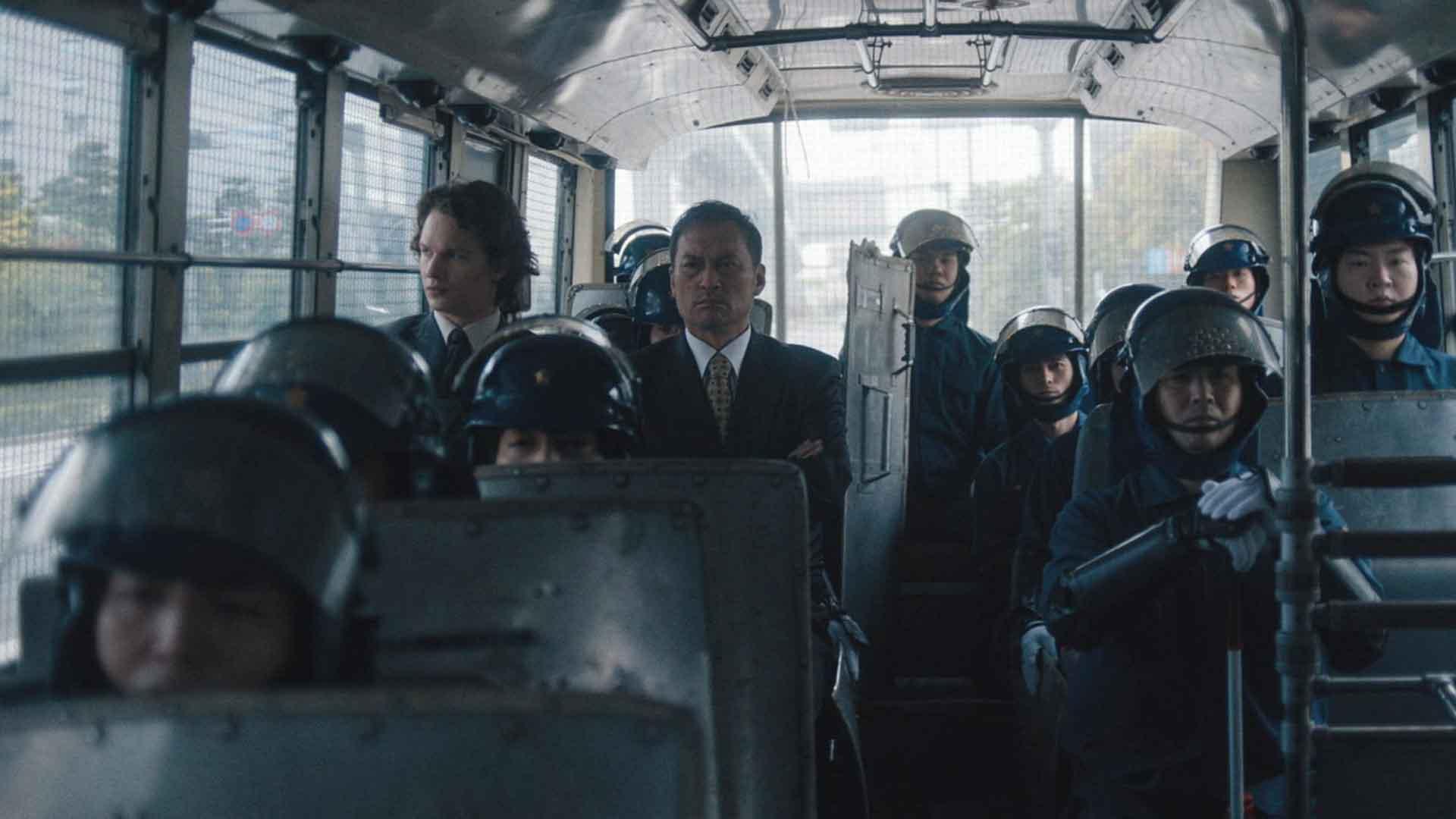 انسل الگورت به همراه کن واتانابه و ماموران پلیس در سریال Tokyo Vice