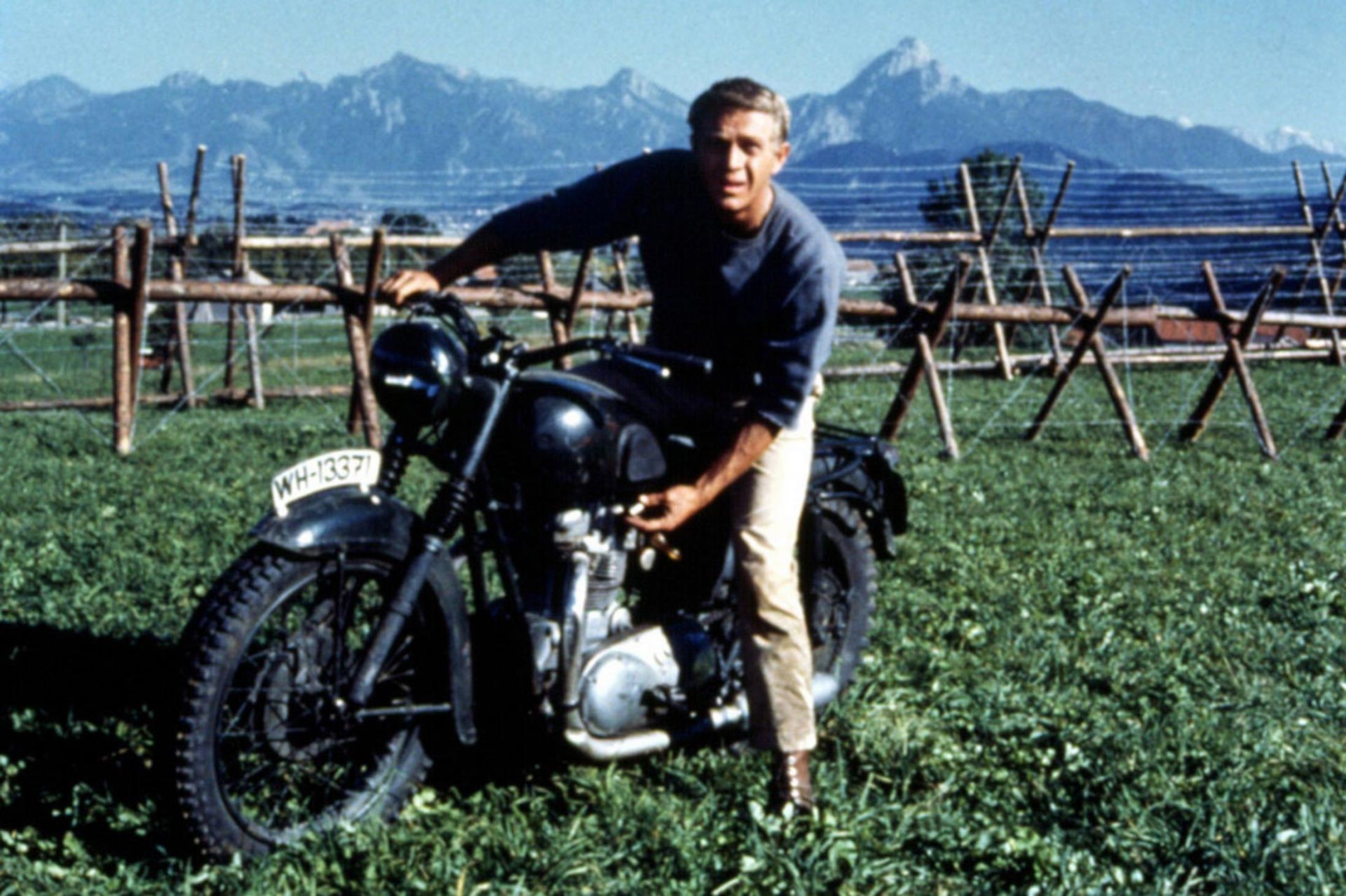 استیو مک کوئین در فیلم فرار بزرگ سوار بر موتور سیکلت