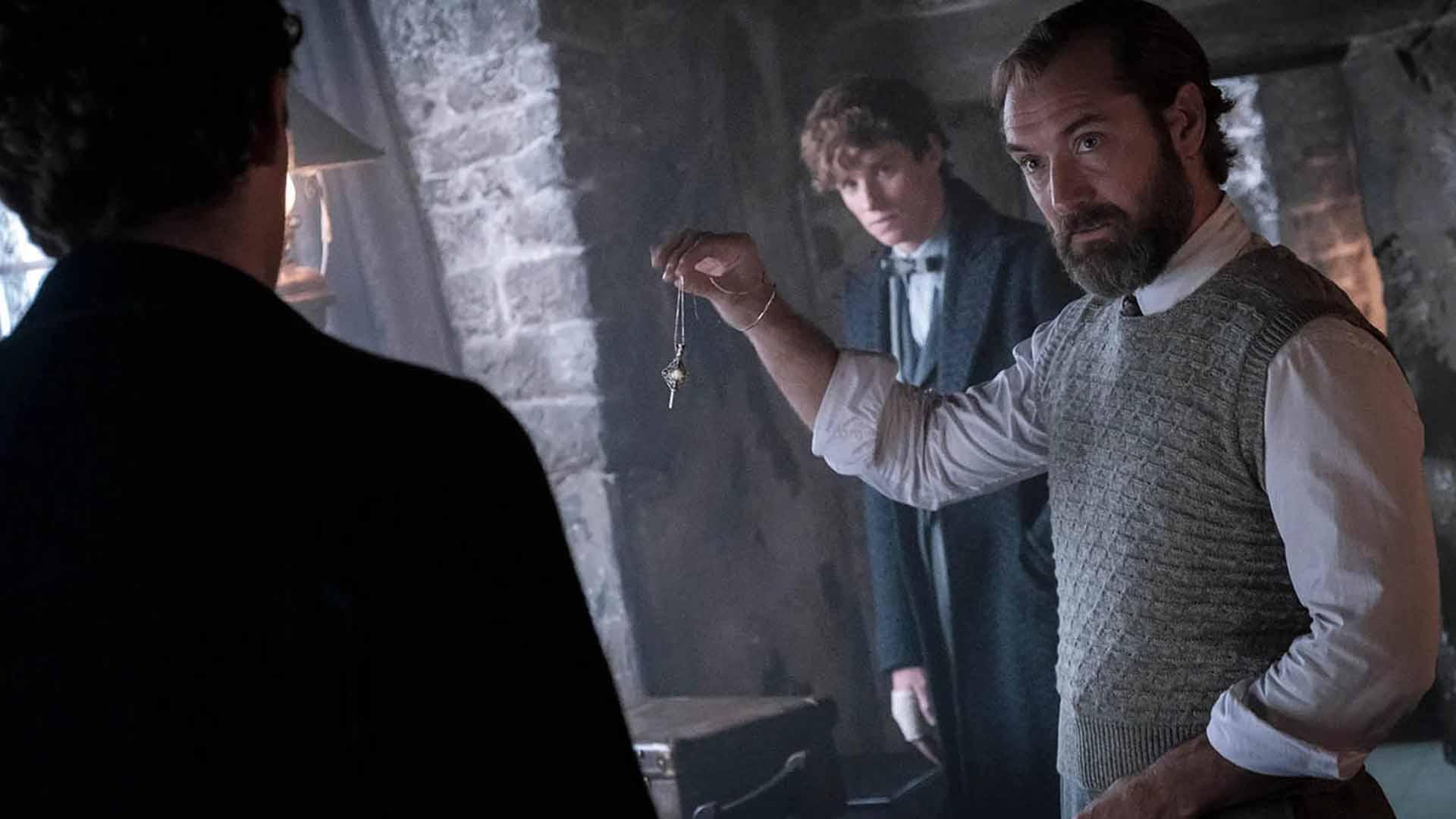 جود لاو گردنبندی در فیلم The Secrets of Dumbledore در دست دارد