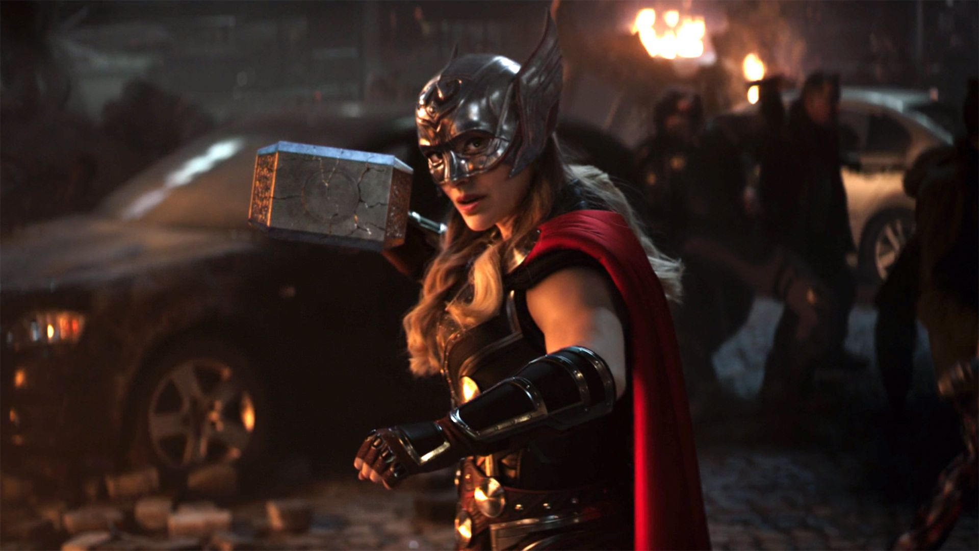 ناتالی پورتمن در نقش جین فاستر ملقب به مایتی ثور یا ثور مونث در فیلم Thor: Love and Thunder 