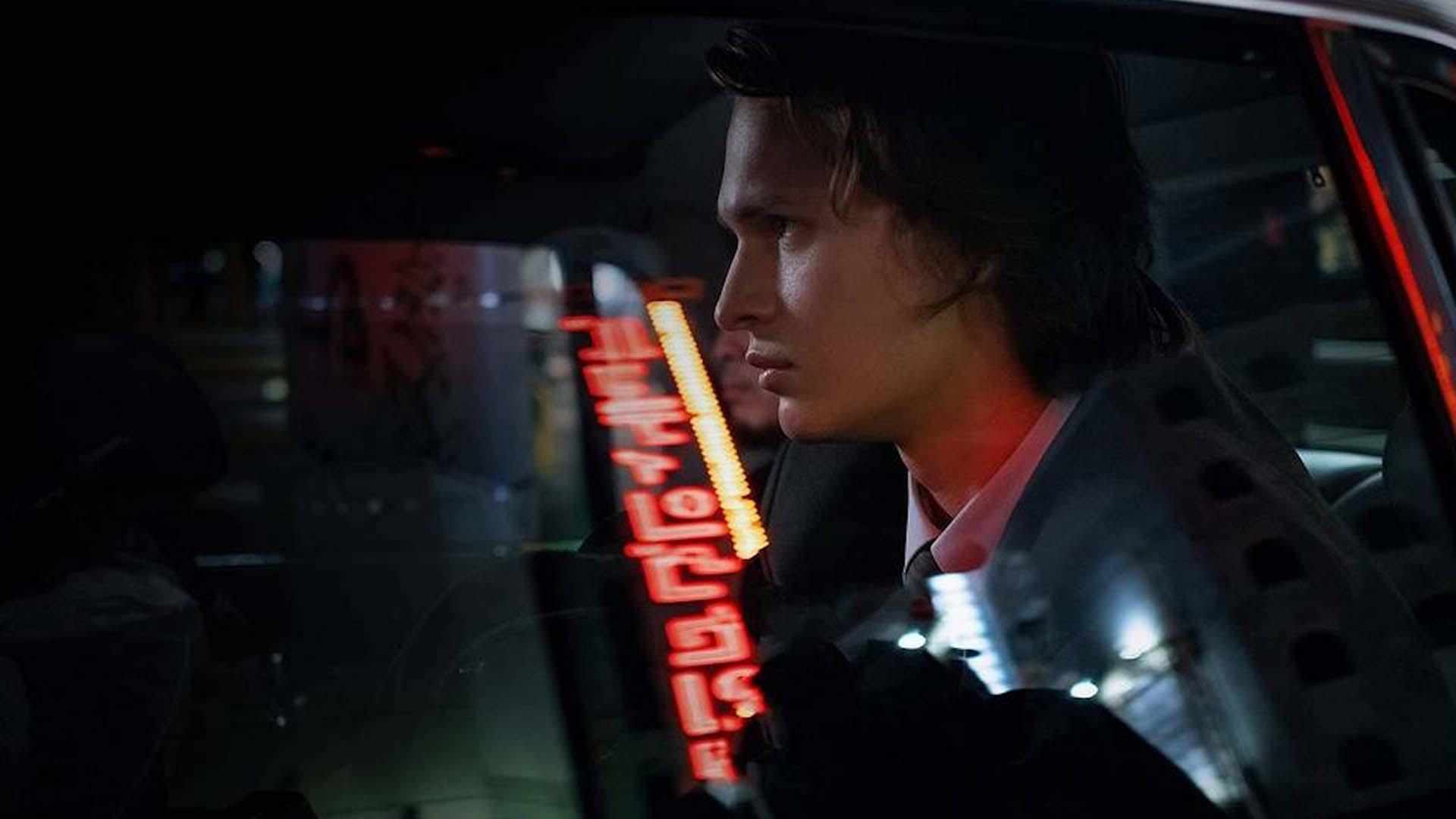 انسل الگورت در یک ماشین یاکوزا در توکیو ویس