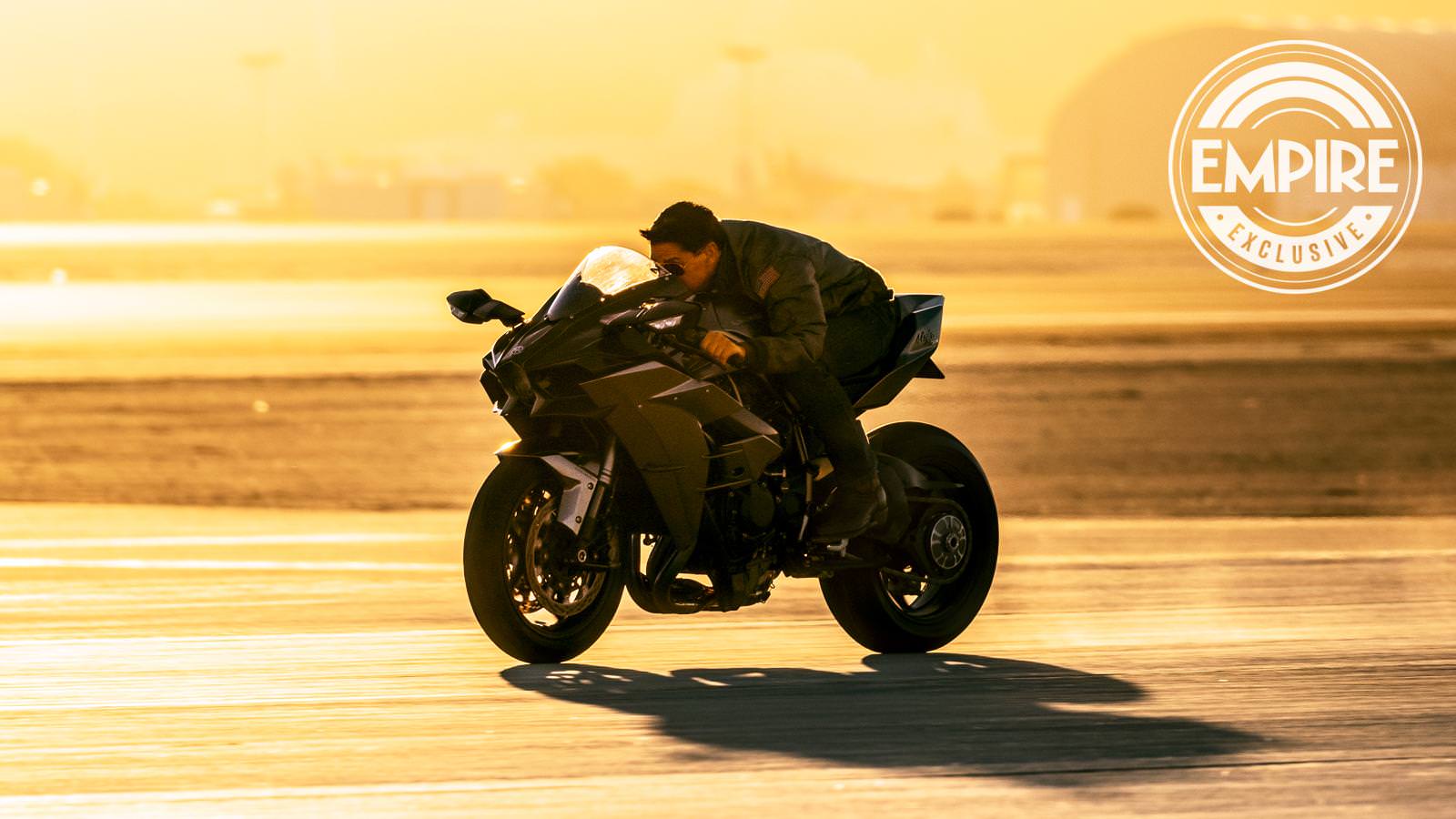 تام کروز در نقش ماوریک در حال موتورسواری در ساحل در فیلم Top Gun: Maverick