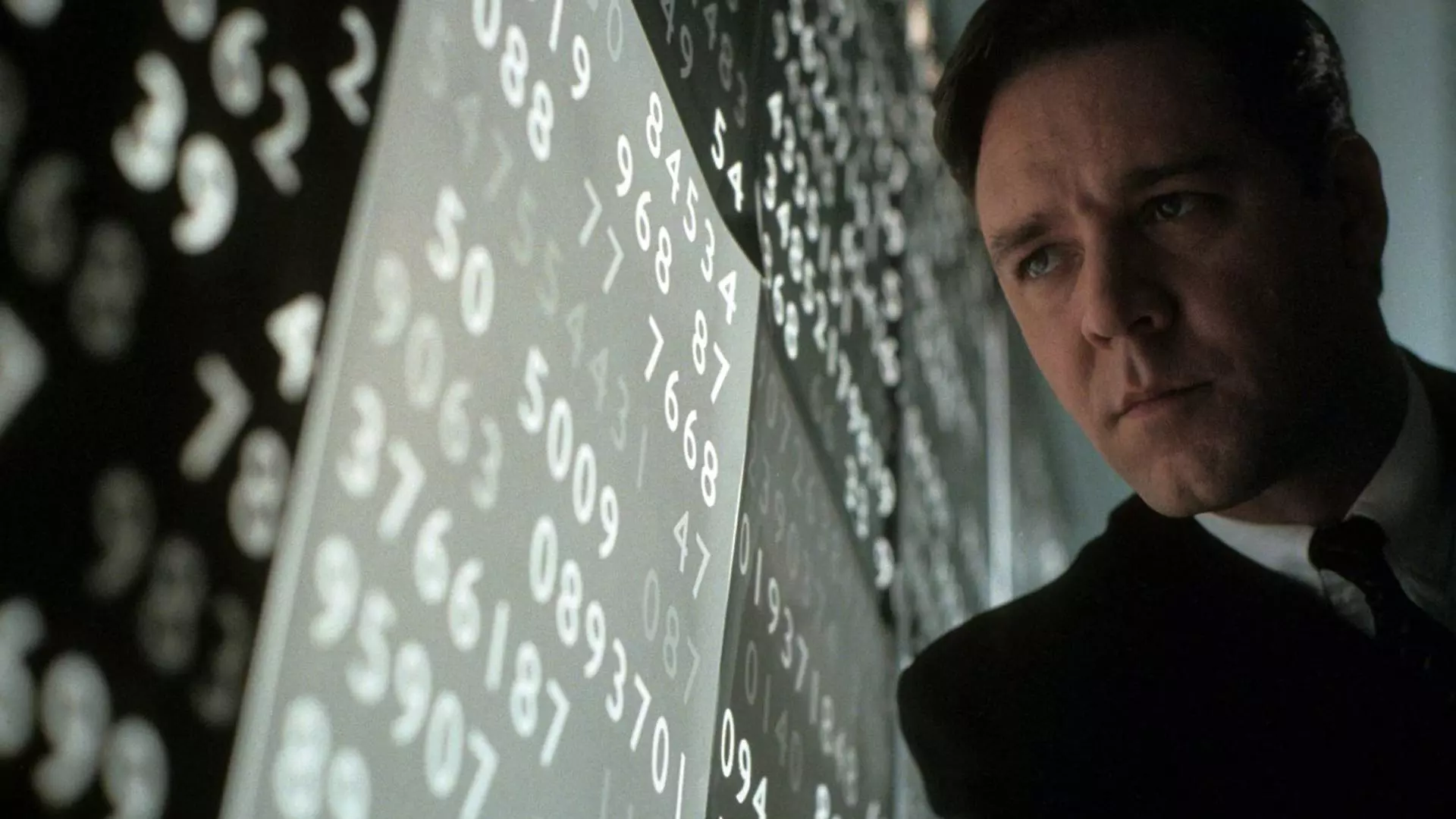 جان در حال نگاه کردن به اعداد در فیلم یک ذهن زیبا