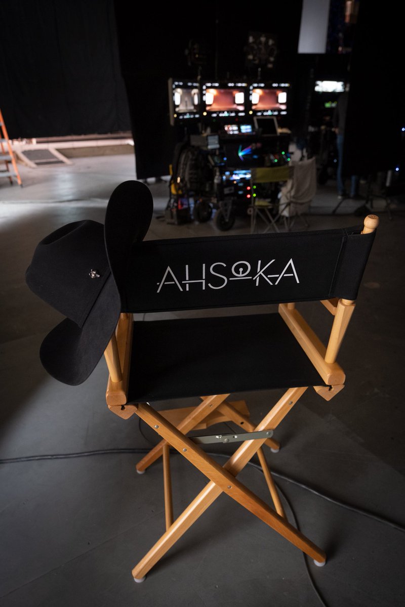 کلاه دیو فیلونی روی صندلی در اولین روز فیلمبرداری سریال Ahsoka