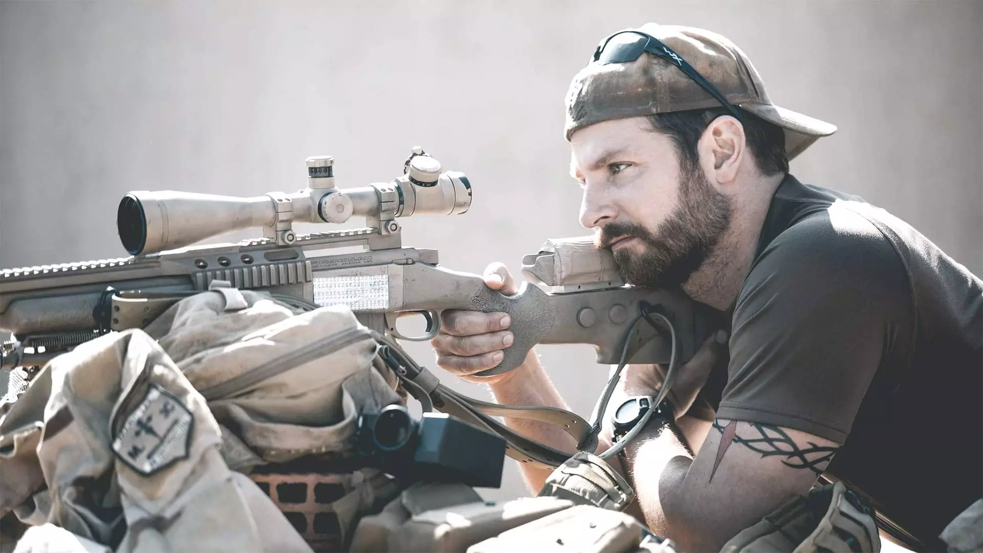 Un tireur d'élite vise dans le film American Sniper