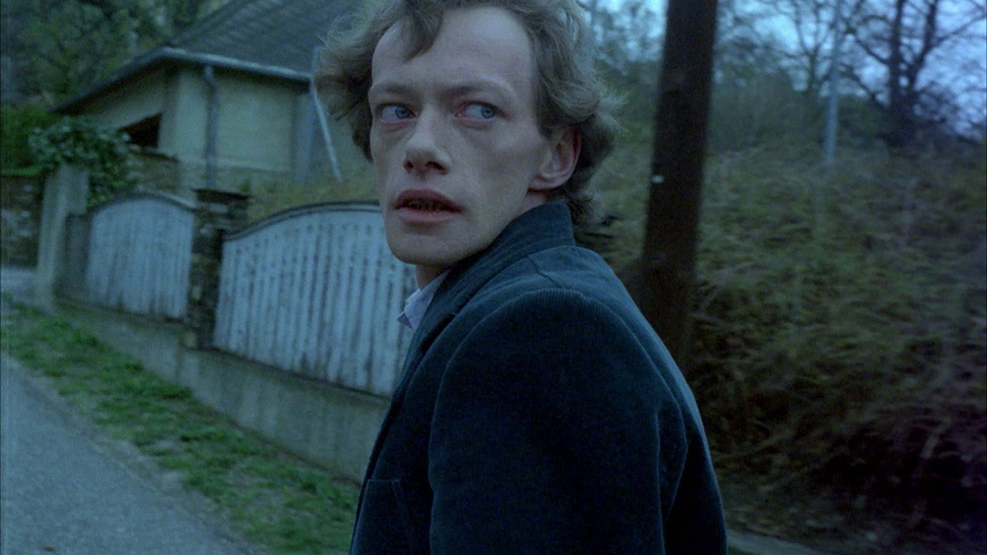 نگاه مرد به عقب در فیلم ترسناک جنایی Angst، محصول سال ۱۹۸۳ کشور اتریش