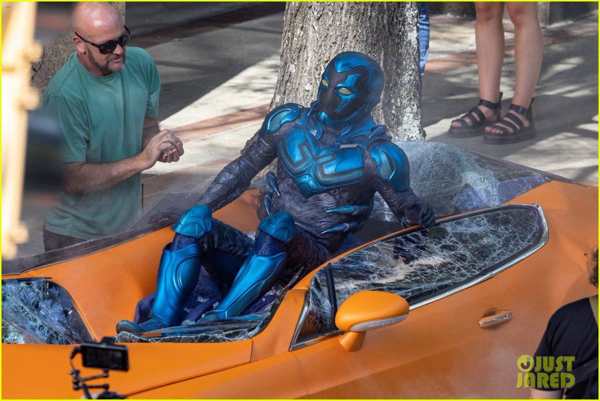 بلو بیتل نشسته روی ماشین در پشت صحنه فیلم Blue Beetle