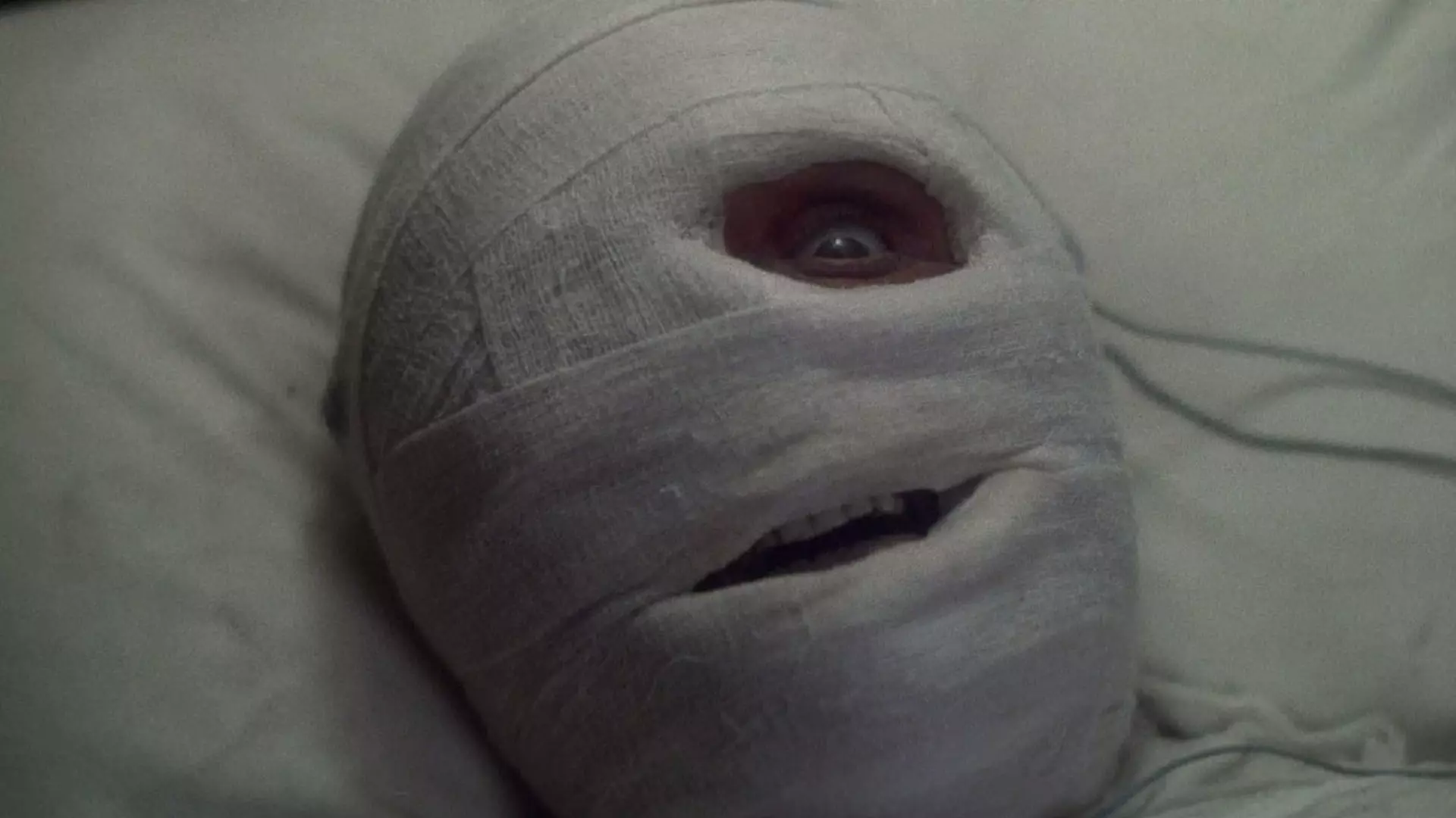 یکی از شخصیت‌های فیلم Dead & Buried با صورتی کاملا پانسمان شده