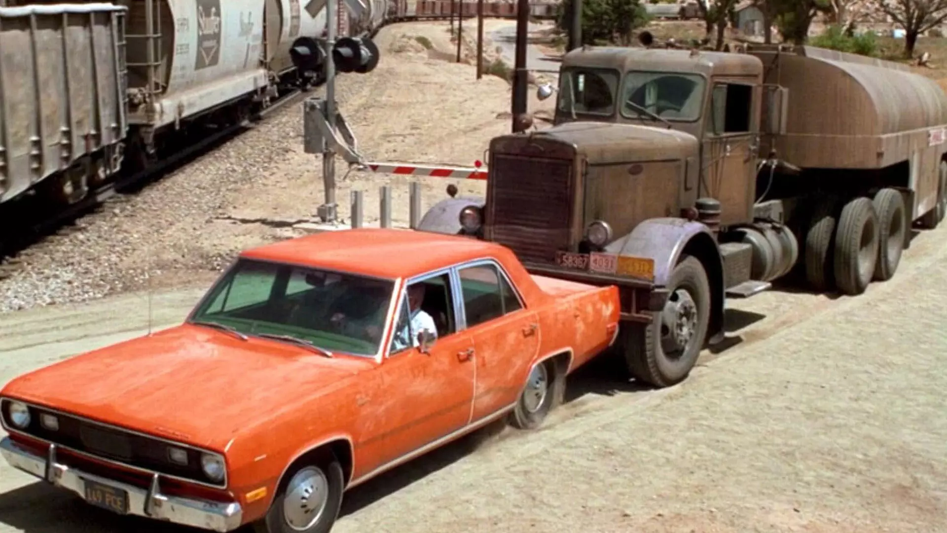 تصادف یک کامیون و ماشینی نارنجی در فیلم Duel
