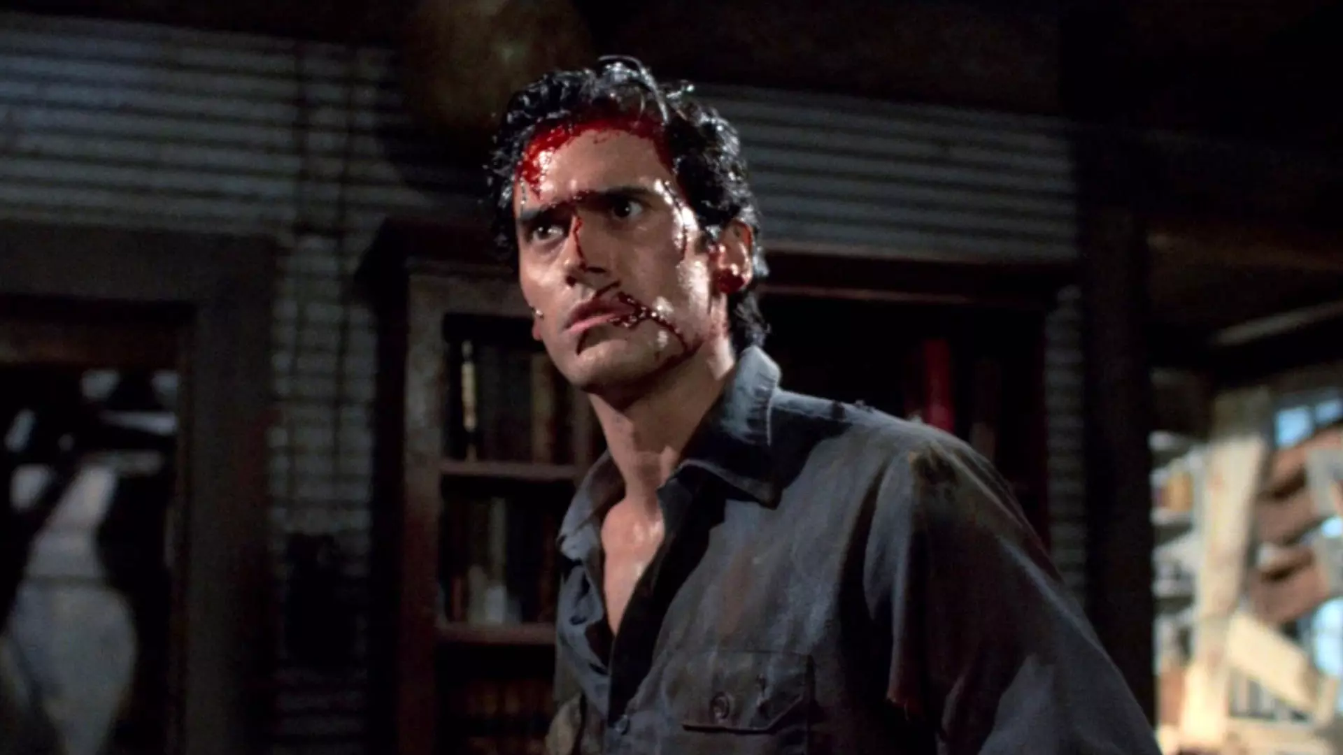 مردی با صورتی زخمی و خونی در فیلم Evil Dead 2