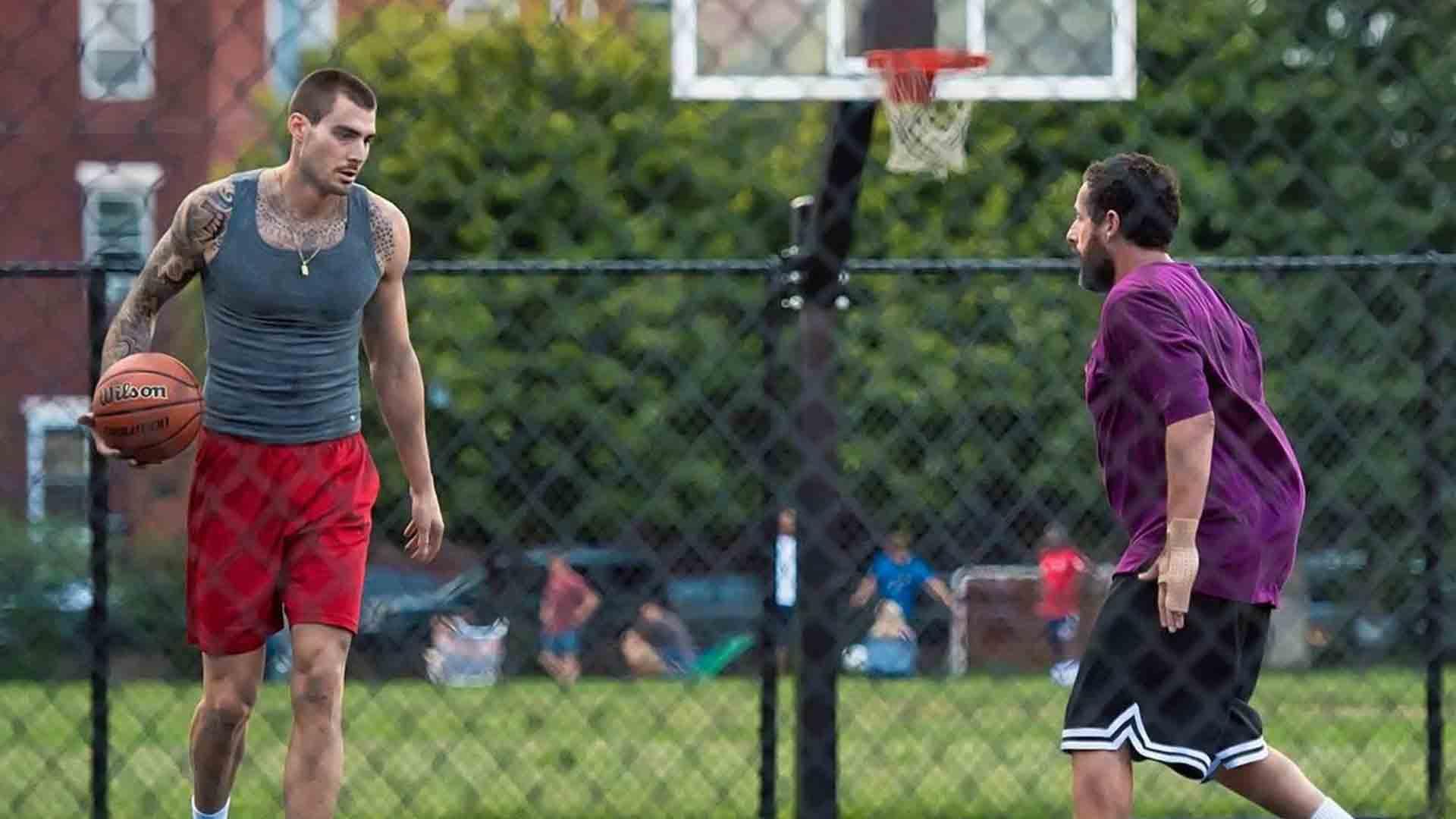 آدام سندلر در حال بسکتبال بازی کردن در فیلم Hustle